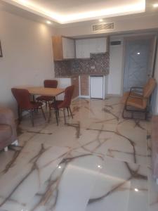 eine Küche und ein Esszimmer mit einem Tisch und Stühlen in der Unterkunft Huma Elite Hotel in Antalya