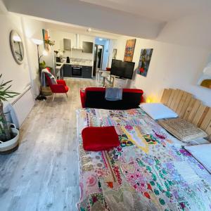 uma sala de estar com uma cama grande e uma sala de estar em La Cite No 25 superbe apartment plein centre calme ,Netflixl em Mirepoix