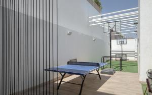 eine blaue Tischtennisplatte auf einer Terrasse in der Unterkunft Villa 26 - 7 bedrooms with private pool in Eilat