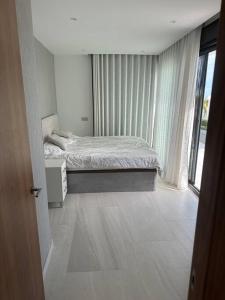 a bedroom with a bed and a large window at Luksus i Alicante in Alicante