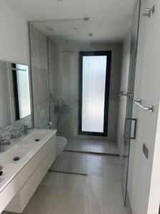 a bathroom with a sink and a toilet and a window at Luksus i Alicante in Alicante +27 photos