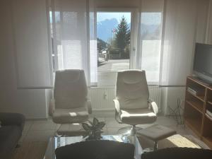 Posezení v ubytování Ferienwohnung Arvenbüel Bergtraum über Amden