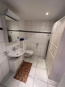 Koupelna v ubytování Ferienwohnung Arvenbüel Bergtraum über Amden + 13 fotografií
