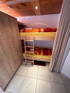 Postel nebo postele na pokoji v ubytování Ferienwohnung Arvenbüel Bergtraum über Amden