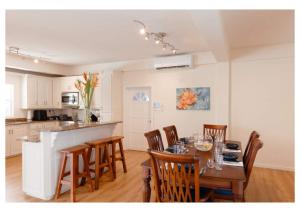 kuchnia i jadalnia ze stołem i krzesłami w obiekcie Sauna Pool Game Room Bliss w mieście Rodney Bay