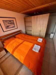 Postel nebo postele na pokoji v ubytování Ferienwohnung Arvenbüel Bergtraum über Amden
