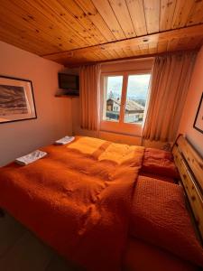 Postel nebo postele na pokoji v ubytování Ferienwohnung Arvenbüel Bergtraum über Amden