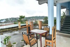un tavolo e sedie su un balcone con vista di Hotel Sea Rock Porte Blair a Port Blair
