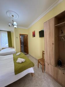 Letto o letti in una camera di Гостевой дом при кафе оазис