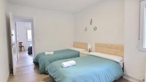 una stanza con due letti in una stanza di Casa renovada con chill out en Espinosa a Espinosa de los Monteros