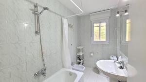 un bagno con lavandino, vasca e WC di Casa renovada con chill out en Espinosa a Espinosa de los Monteros Altre 15 foto