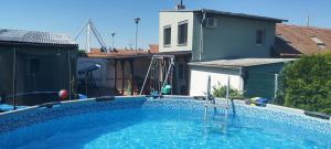 una piscina en el patio trasero de una casa en Ubytování Prušánky, en Prušánky