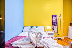 ein Schlafzimmer mit einem Bett mit Handtüchern darauf in der Unterkunft Luxury Family Apartments in Central London in London