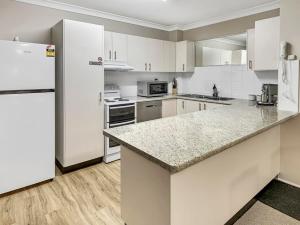 Glenmore Lodge - CBD Location, Hidden Gem的厨房或小厨房