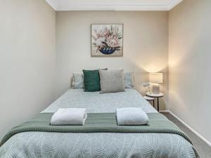 达博Glenmore Lodge - CBD Location, Hidden Gem的一间卧室，配有一张大床和两个枕头