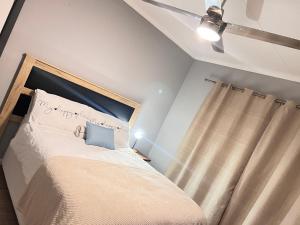 Bella Hideaway في شرق لندن: غرفة نوم مع سرير مع دمية دب عليها