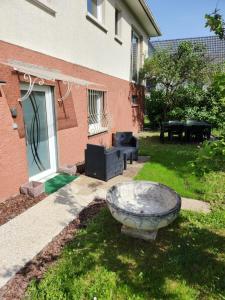 un jardín con un gran tazón de piedra en el césped en Joli appartement individuel dans maison, en Ostwald