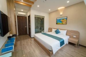 Ένα ή περισσότερα κρεβάτια σε δωμάτιο στο Mira Ha Long Hotel