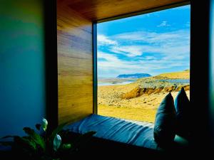 um quarto com uma janela com vista para o deserto em Luxury villa with breathtaking view & hot tub, middle of Golden Circle , Smart home lights & electronics for comfort em Reykholt