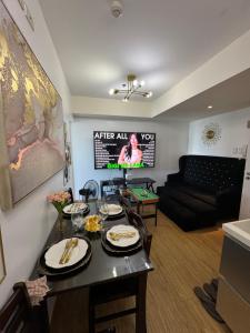 マニラにあるBias Haven Azure Urban Resort Residencesのリビングルーム(テーブル、ソファ付)