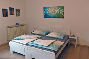 Cette chambre comprend 2 lits jumeaux. dans l'établissement Apartment Baban in Žaga, Slovenia, à Žaga