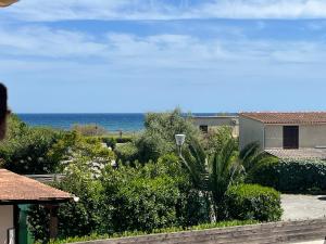 Maison bord de mer في Poggio-Mezzana: منظر المحيط من المنزل