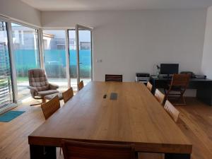 una gran mesa de madera en una habitación con sillas en Apartmán Business Comfort se zahradou en Hradec Králové