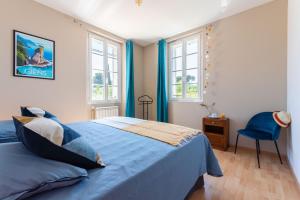 トゥーロンにあるMaison Cap Brun Jardin Parkingの青いベッドと2つの窓がある寝室 +62枚の写真