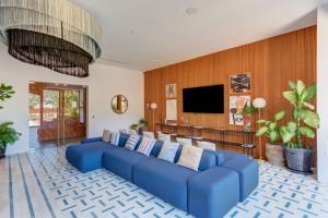 sala de estar con sofá azul y TV en Romance en Sail View Vallarta, en Puerto Vallarta