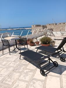 einen Picknicktisch und Stühle auf einer Terrasse in der Unterkunft COMES 33 HOME in Monopoli