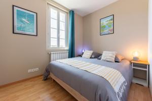 Schlafzimmer mit einem Bett und einem Fenster in der Unterkunft Maison Cap Brun Jardin Parking in Toulon
