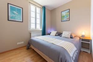 a bedroom with a bed and a window at Maison Cap Brun Jardin Parking in Toulon +66 photos