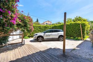 トゥーロンにあるMaison Cap Brun Jardin Parkingの家の車道に駐車した白車