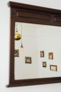 ein Spiegel hängt an einer Wand mit Bildern darauf in der Unterkunft The Orient Express No.22 in Wien
