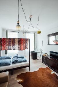 ein Schlafzimmer mit einem Himmelbett in der Unterkunft The Orient Express No.22 in Wien