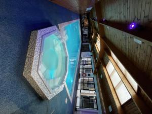 einen Blick über einen Pool in einem Gebäude in der Unterkunft Stunning Annex Apartment pool steam room and Gym in Ossett