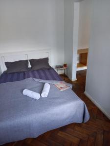 1 dormitorio con 1 cama con 2 toallas en Old Town Charm TLN en Tallin