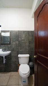 Calvillo的住宿－Casa Roma，一间带卫生间和水槽的浴室