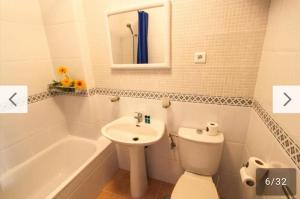 Un baño con lavabo, inodoro y bañera. en AyD, en Nerja 8 fotos más