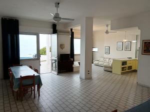 a living room with a table and a couch at Beach casa sul mare in Termoli
