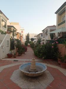 una fuente de agua en medio de un patio en AyD, en Nerja
