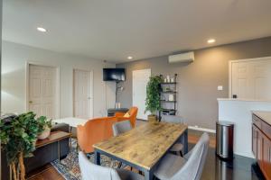 uma cozinha e sala de jantar com mesa e cadeiras em Philadelphia Apartment, Near Transit and Sites! em Filadélfia