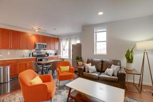 uma sala de estar com um sofá e uma mesa em Philadelphia Apartment, Near Transit and Sites! em Filadélfia