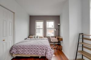 um quarto com uma cama, uma secretária e uma janela em Philadelphia Apartment, Near Transit and Sites! em Filadélfia