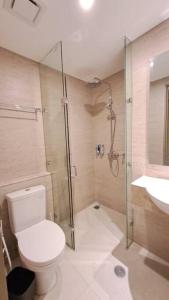 雅加達的住宿－gold coast studio Netflix wifi paris room sofabed，浴室配有卫生间、淋浴和盥洗盆。