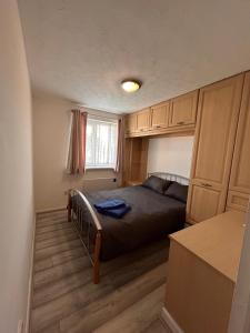 a small bedroom with a bed and a window at Stunning one bed Apartment with free Wifi and Parking in Goodmayes