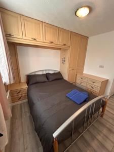 a bedroom with a bed with a blue towel on it at Stunning one bed Apartment with free Wifi and Parking in Goodmayes