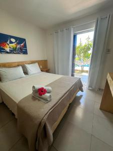 1 dormitorio con 1 cama con toallas en Milano Hotel Pousada Canoa Quebrada en Canoa Quebrada