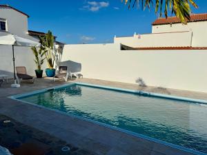 a swimming pool in the backyard of a house at Villa Residencial El Guaidil in Triquivijate