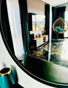 uma casa de banho com um lavatório e um espelho em Luxury villa with breathtaking view & hot tub, middle of Golden Circle , Smart home lights & electronics for comfort em Reykholt